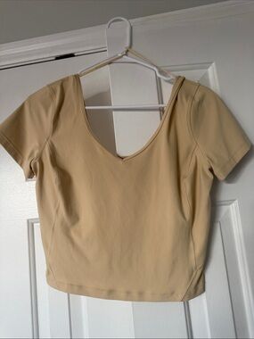 Lululemon align tee
Size 10
Baby yellow 
No flaws
Great condition